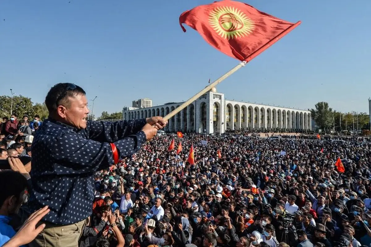 Protes masyarakat Kirgizstan usai pengumuman hasil pemungutan suara parlemen di Bishkek.