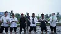 Mentan SYL saat melakukan penanaman padi di lahan Poktan Jaliti, Kampung Cigunung, Pandeglang, Banten, Selasa (18/7/2023). (Foto: Istimewa)