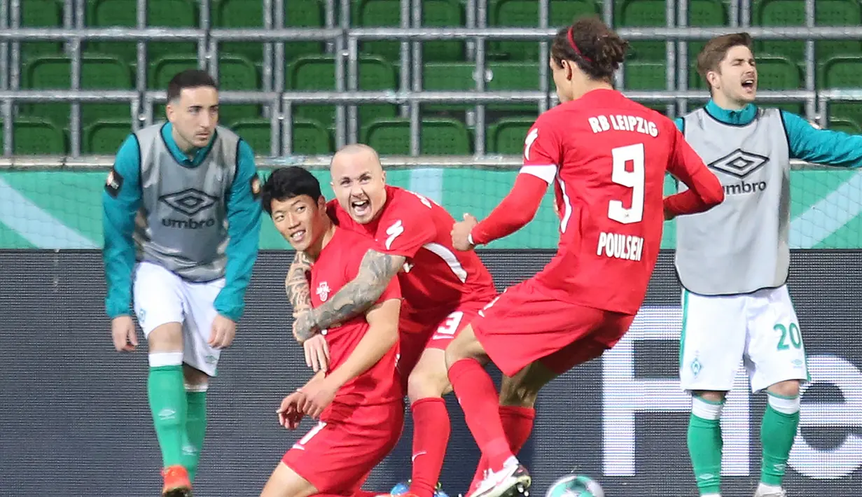 Para pemain RB Leipzig merayakan gol ke gawang Werder bremen yang dicetak Striker Hwang Hee-chan (kiri) dalam laga semifinal DFB Pokal di Weserstadion, Bremen, Jumat (30/4/2021). RB Leipzig menang 2-1 atas Werder Bremen melalui babak perpanjangan waktu. (AFP/Cathrin Mueller/Pool)