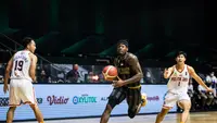 Michael Kolawole (membawa bola) tak lagi memperkuat WB Combiphar Solo di IBL 2022 (dok. WB Combiphar Solo)
