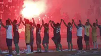 Para pemain PSS Sleman merayakan kemenangan yang diraih atas Madiun Putra FC dengan skor 1-0 di Stadion Wilis, Madiun. (Bola.com/Robby Firly)  