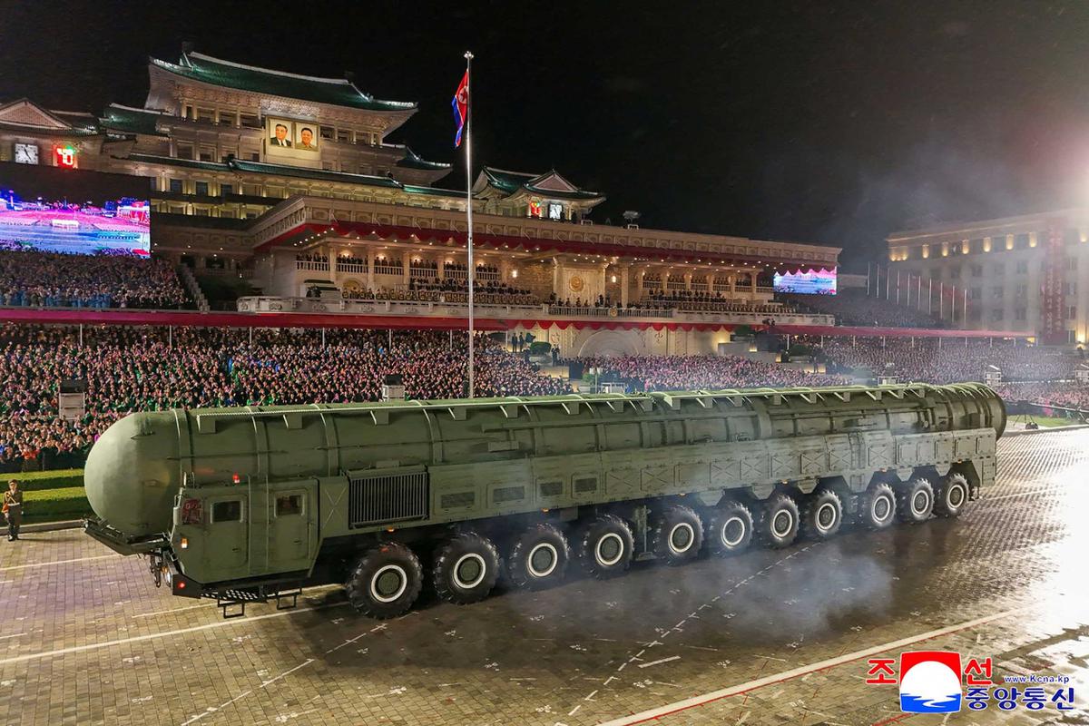 FOTO: Tampang Gahar Rudal Nuklir Korut Hwasong-20, Diklaim Bisa Menjangkau AS