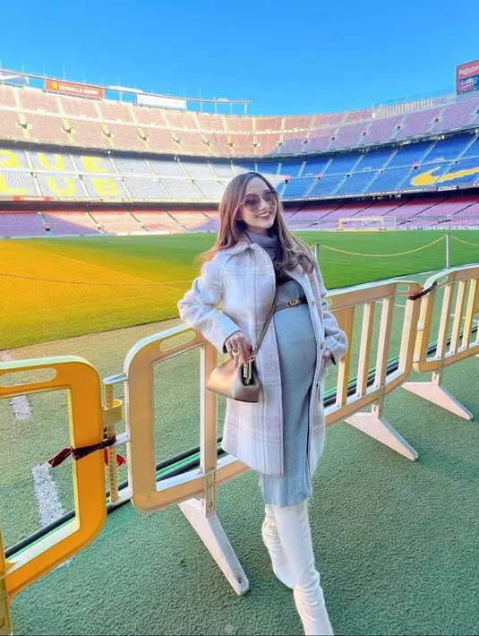 outfit menawan serba pink yang ditunjukkan oleh bumil satu ini dapat menjadi referensi untuk sahabat fimela, lho. (instagram/nandaarsyinta)