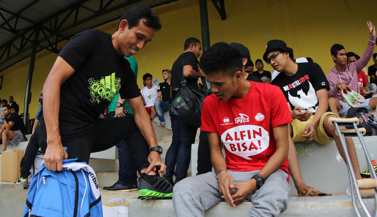 Bima Sakti menunjukkan bekas cedera parah pada engkelnya kepada Alfin Tuasalamony. (Bola.com/Arief Bagus)