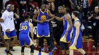 Bintang Golden State Warriors, Kevin Durant (35), berselebrasi bersama rekan-rekan setimnya setelah melibas Cleveland Cavaliers pada Gim 3 Final NBA, Rabu (7/6/2017) waktu setempat. (AP/Ron Schwane)
