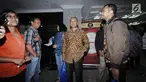 Mantan Wakil Ketua KPK M Busyro Muqoddas (keempat kiri) saat mendatangi gedung Mahkamah Konstitusi, Jakarta, Kamis (7/12). Busyro Muqoddas menyerahkan permohonan mencabut gugatan pasal 79 ayat 3 UU MD3 tentang hak angket. (Liputan6.com/Helmi Fithriansyah)