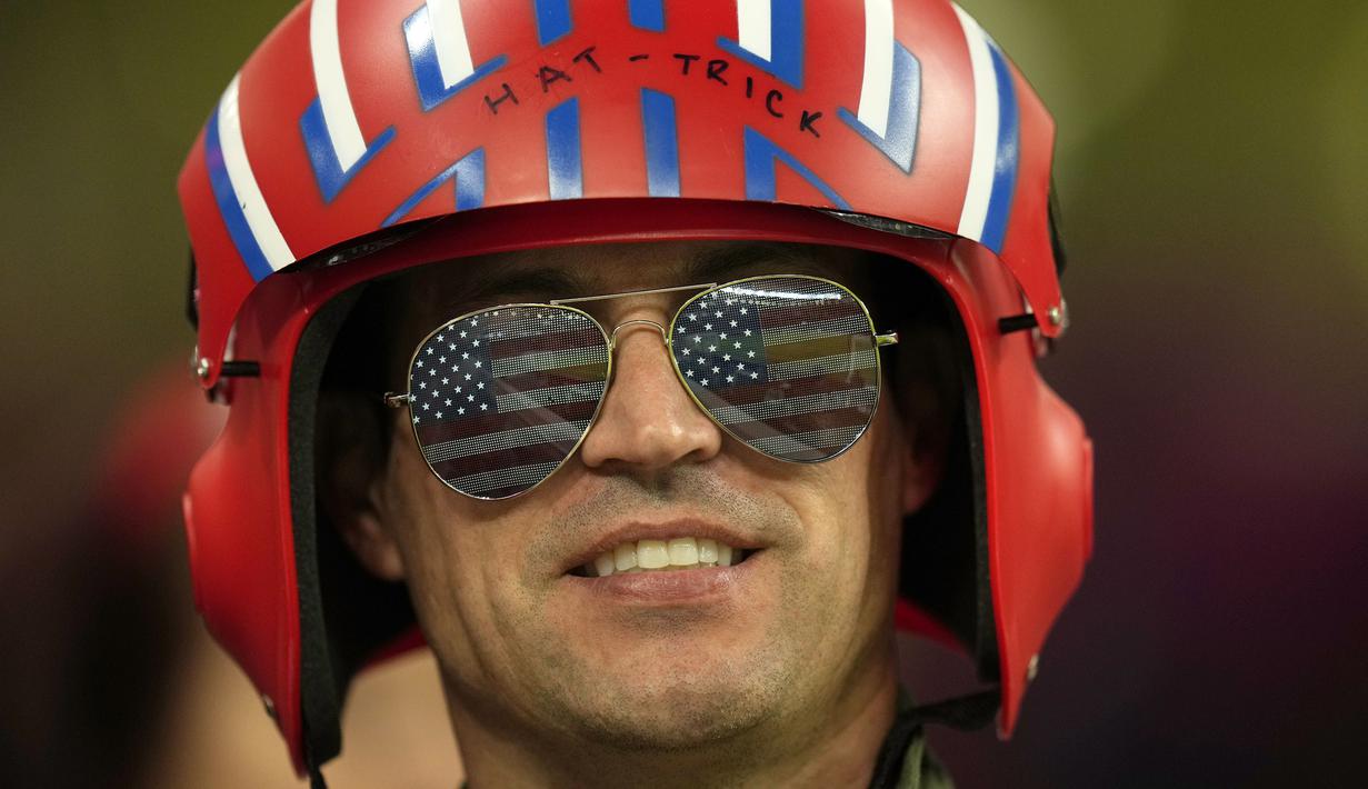 Seorang suporter Amerika Serikat saat laga Grup B Piala Dunia 2022 antara Amerika Serikat melawan Wales di Ahmad Bin Ali Stadium, Doha, Qatar, Monday Senin (21/11/2022). (AP/Francisco Seco)