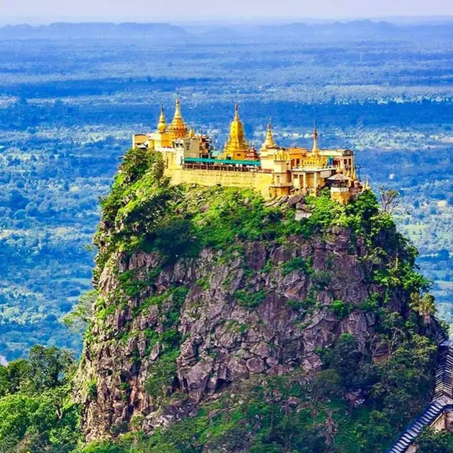 Gunung Popa di Myanmar dari jauh