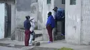 Brigade campuran dari pemerintah kota dan Kementerian Kesehatan mengunjungi lingkungan miskin untuk mendeteksi kasus COVID-19 dan melakukan vaksinasi, di Quito, Ekuador, Rabu (26/1/2022). (AP Photo/Dolores Ochoa)