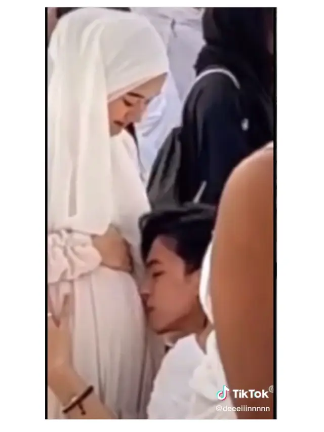 Benarkan Kabar Hamil, Ini 6 Potret Dinda Hauw Pamer Baby Bump di Tanah Suci