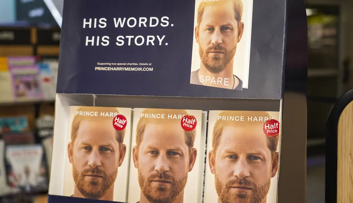 Buku baru karya Pangeran Harry berjudul "Spare" ditempatkan di rak toko buku saat pembukaan tengah malam di London, Selasa (10/1/2023). Memoar Pangeran Harry "Spare" tiba di toko buku pada hari Selasa, menyediakan beragam potret Duke of Sussex dan keluarga kerajaan. (AP/Alberto Pezzali)