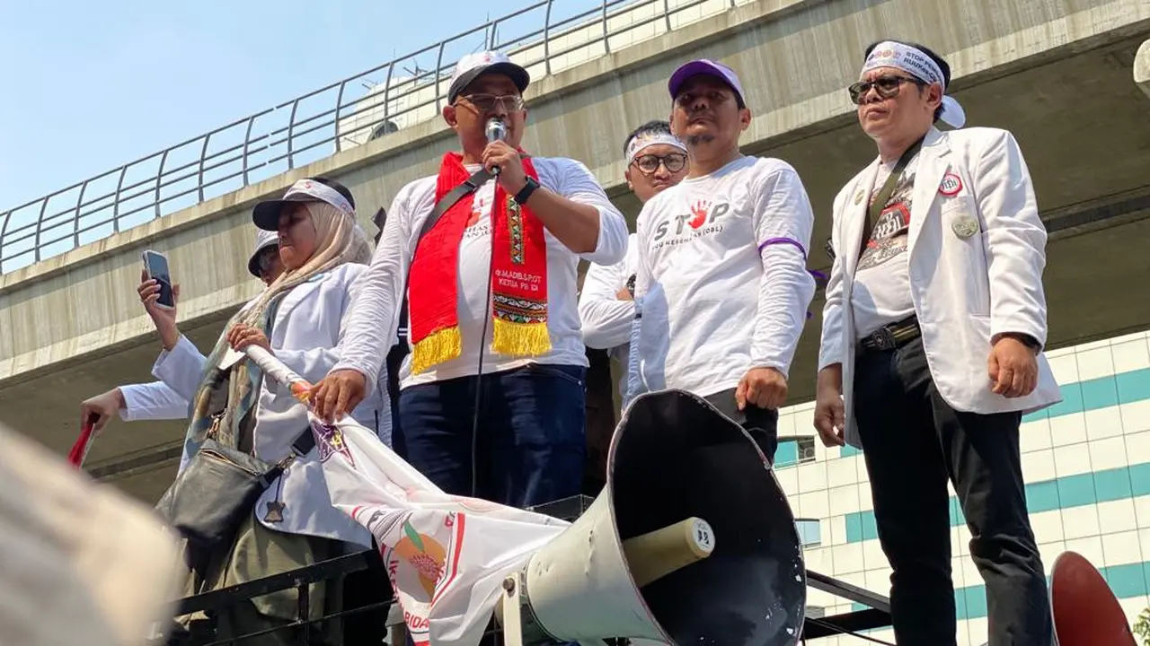 Ketua IDI Adib Khumaidi dalam orasinya menyerukan bahwa pihaknya ingin pemerintah menghentikan pembahasan RUU Kesehatan.