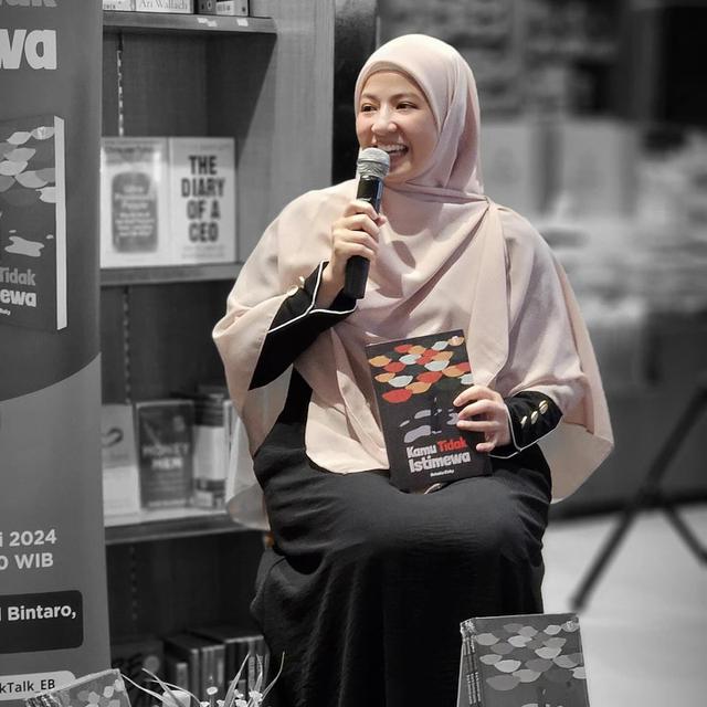 7 Potret Natasha Rizky dalam Book Talk Peluncuran Buku Kamu Tidak Istimewa