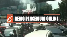 Aksi sempat memanas saat pendemo juga membakar ban dan atribut perusahaan.