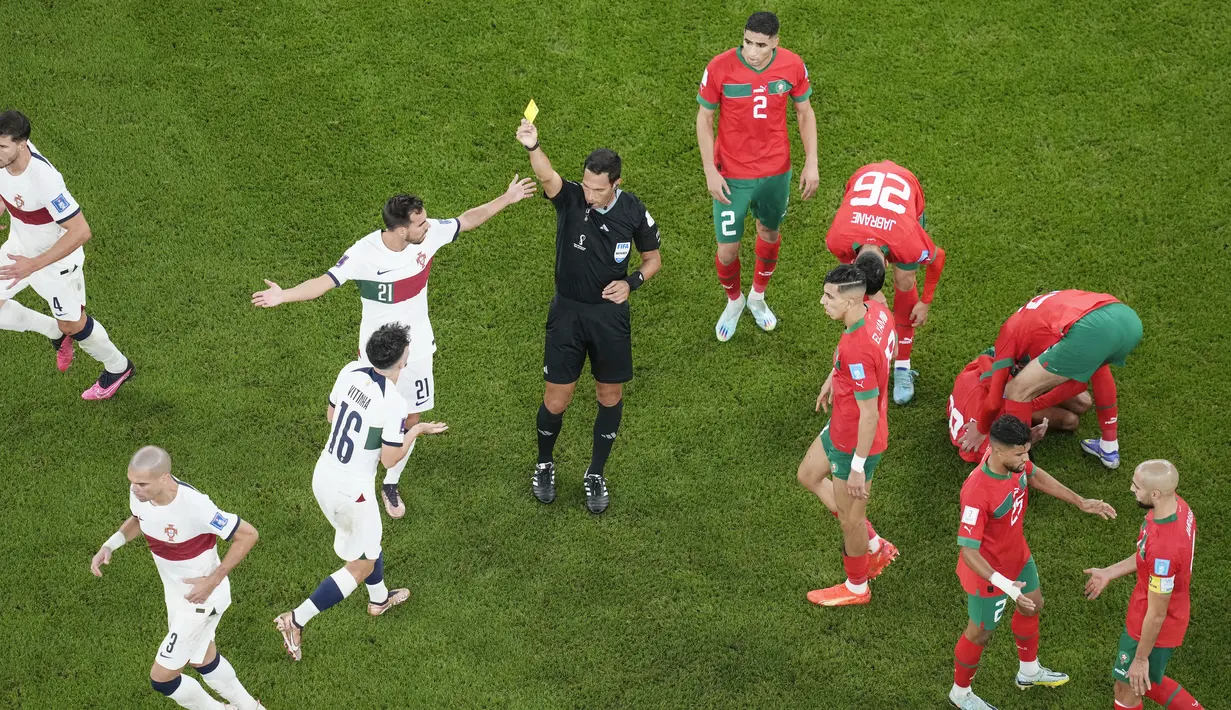 Sejumlah pemain Selecao das Quinas tanpa ragu meluapkan kekecewaan mereka dengan mengkritik kepemimpinan wasit. (AP/Thanassis Stavrakis)