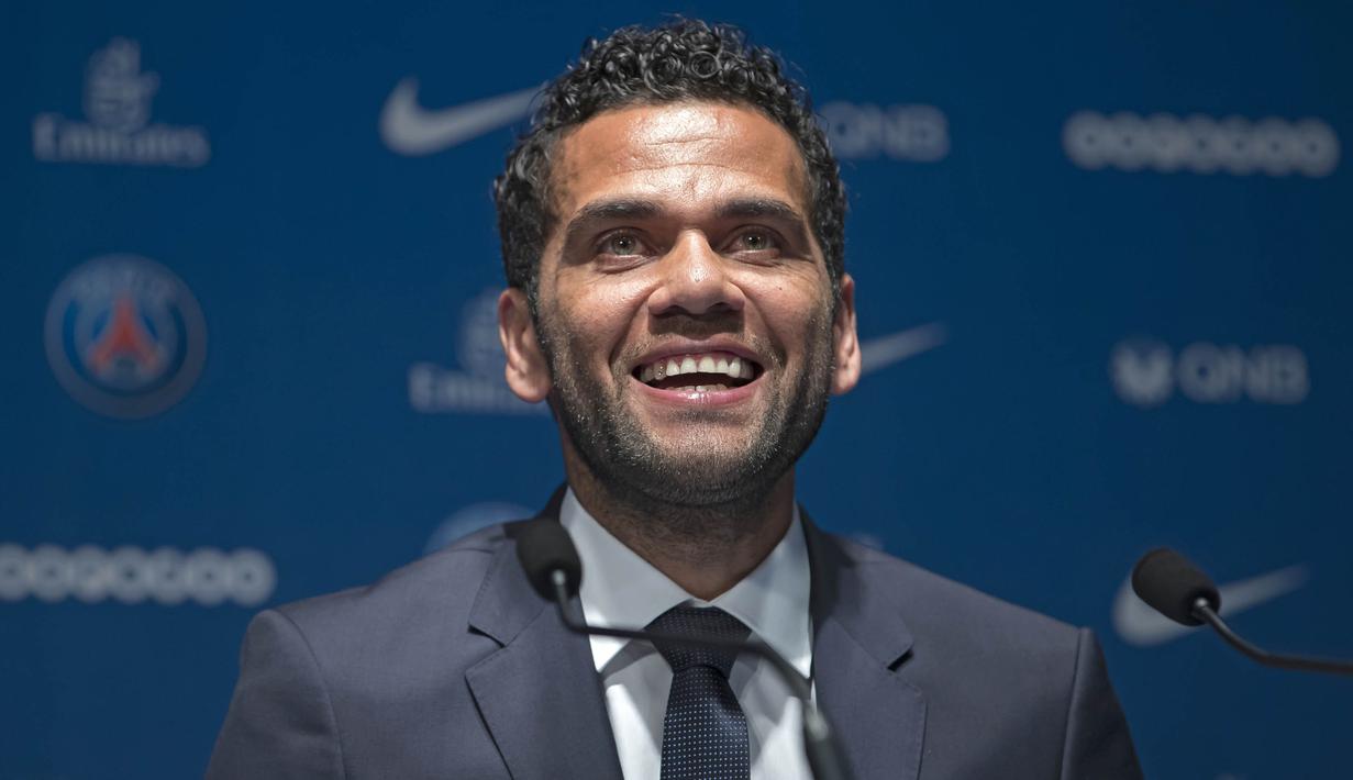 Mantan bek Juventus, Dani Alves, tertawa menjawan pertanyaan wartawan saat perkenalan dirinya sebagai pemain baru PSG di Stadion Parc des Princes, Paris, Rabu (12/7/2017). (EPA/Ian Langsdon)