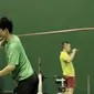 Tim ganda putra Indonesia, Kevin Sanjaya/Marcus Gideon, saat latihan fisik di Pelatnas Bulutangkis, Cipayung, Jakarta, Senin (7/5/2018). Latihan tersebut untuk persiapan jelang Piala Thomas pada 20-27 Mei 2018 di Thailand. (Bola.com/M Iqbal Ichsan)