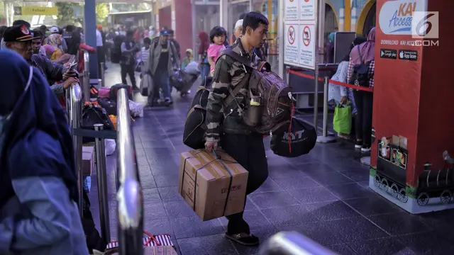 Puncak Arus Mudik di Stasiun Pasar Senen
