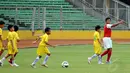 Bersama mantan pemain Timnas Indonesia, Widodo C Putro (kanan) beberapa anak bersiap berlatih di Stadion GBK Jakarta, (6/6/2014). (Liputan6.com/Helmi Fithriansyah)