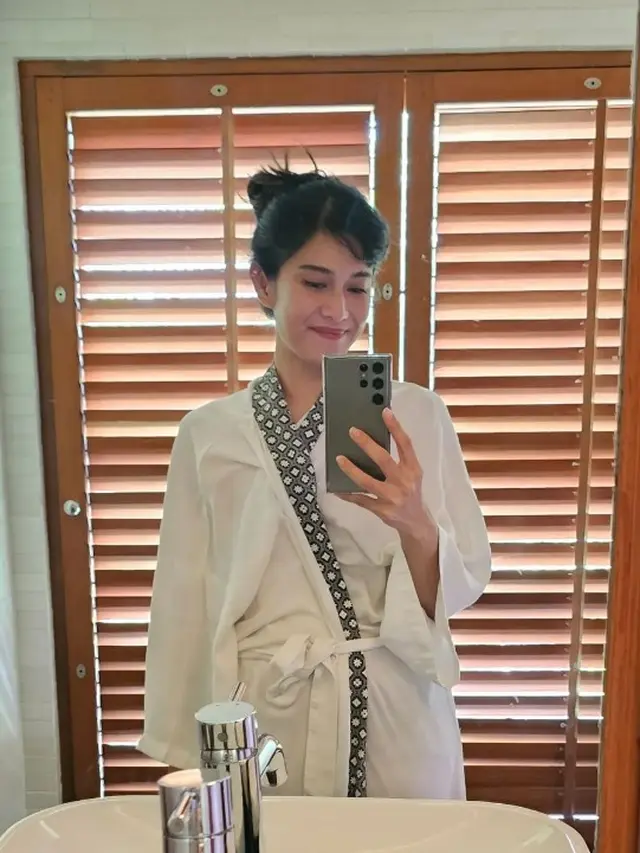 Dian Sastrowardoyo liburan di pantai (Instagram/therealdisastr)