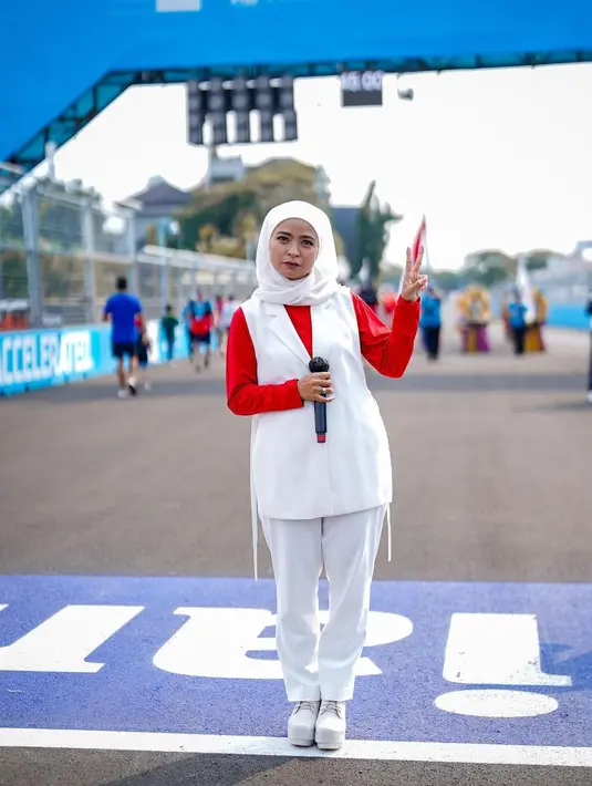 Tentu saja body goal Tantri Kotak bukan karena sedot lemak, melainkan proses diet yang cukup lama dan bertahap. (FOTO: instagram.com/tantrisyalindri/)