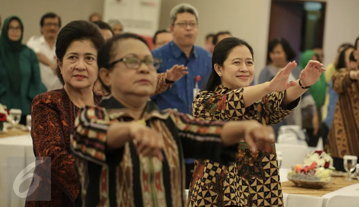 Menko PMK Puan Maharani bersama Menteri Kesehatan Nila F Mooelek melakukan senam peregangan otot sebelum membuka rangkaian acara Gerakan Masyarakat Hidup Sehat (Germas) di Kantor Kemenko PMK, Jakarta, Rabu (22/2). (Liputan6.com/Faizal Fanani)
