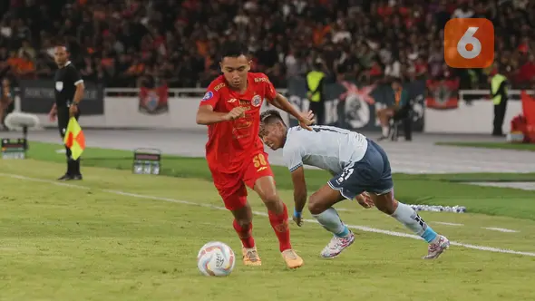 Pemain Persija Jakarta, Rayhan Hannan, berlari setelah berhasil merebut bola dari pemain Persita Tangerang, Muhammad Toha, pada laga pekan ke-21 BRI Liga 1 di Stadion Utama Gelora Bung Karno (SUGBK), Jakarta Pusat, Minggu (3/12/2023). (Bola.com/M Iqbal Ichsan)