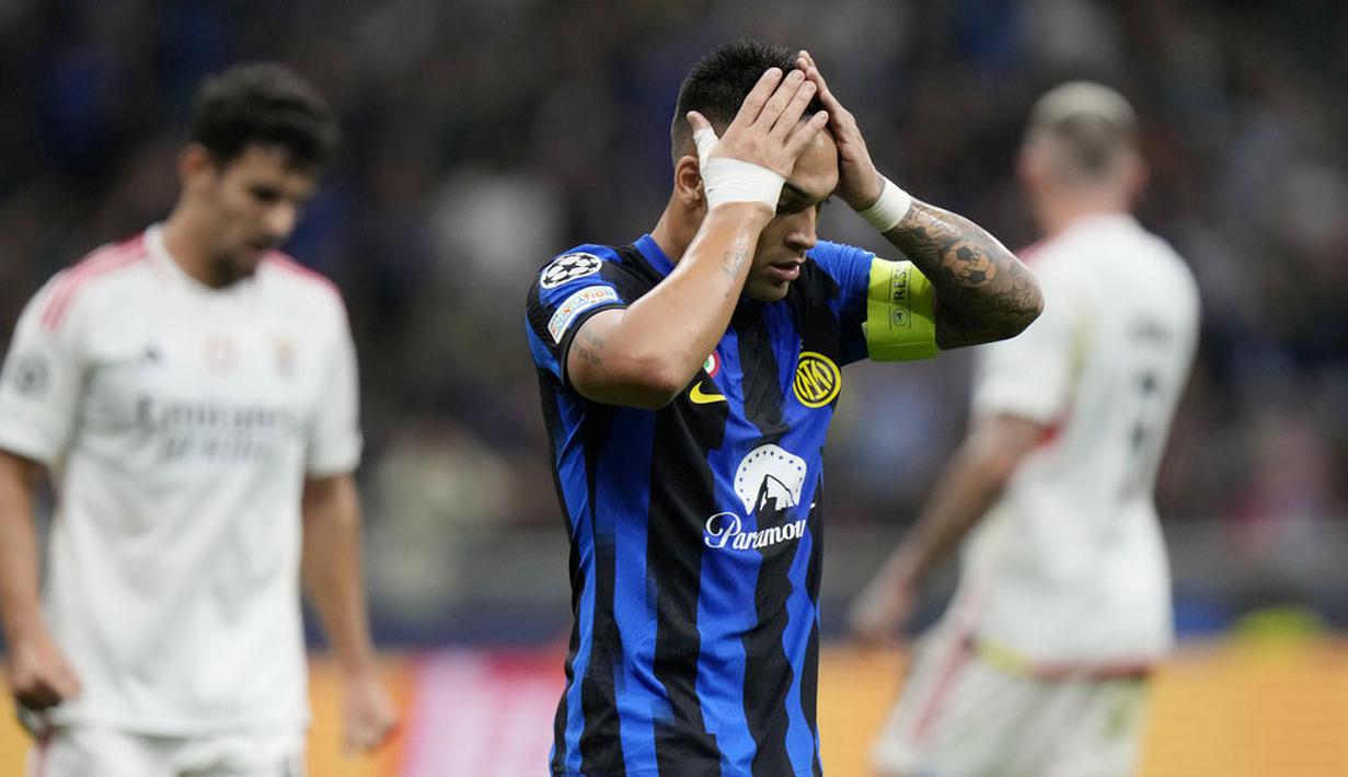 Pemain Inter Milan, Lautaro Martinez, tampak kecewa setelah gagal mencetak gol ke gawang Benfica pada laga Liga Champions di Stadion Giuseppe Meazza, Rabu (4/10/2023). Lautaro Martinez tampil menonjol dengan sejumlah peluang namun sayang tak ada yg berbuah gol. (AP Photo/Luca Bruno)