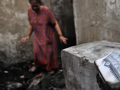 Warga mencari sisa barang di antara puing bangunan rumah yang hangus akibat kebakaran di Tambora, Jakarta, Kamis (10/1). Seminggu pascakebakaran, para korban masih bertahan di rumahnya meski dengan kondisi memprihatinkan. (Merdeka.com/Iqbal Nugroho)