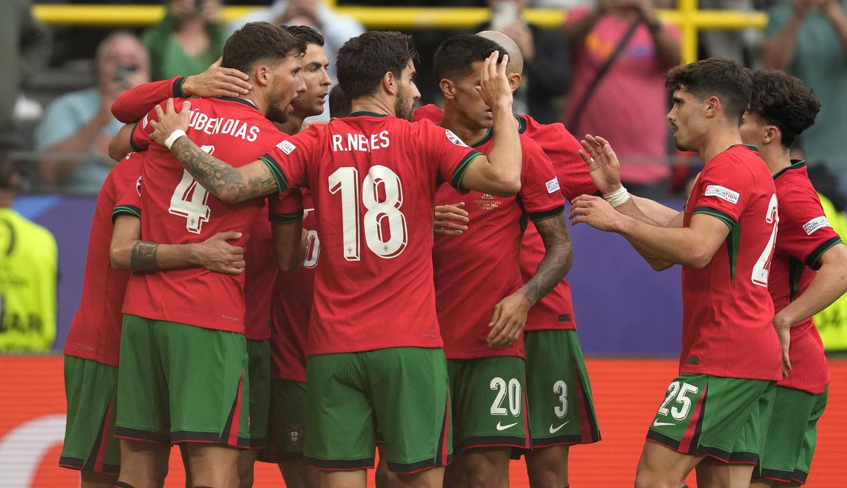 <p>Selebrasi para pemain Timnas Portugal merayakan gol ketiga ke gawang Timnas Turki yang dicetak Bruno Fernandes pada laga matchday kedua Grup F Euro 2024 Westfalenstadion, Dortmund, Jerman, Sabtu (22/6/2024). (AP Photo/Darko Vojinovic)</p>