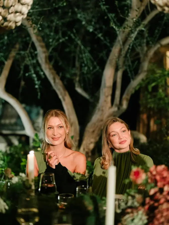 Bak Anak Kembar, Potret Anggun Gigi Hadid dan Bella Hadid Jadi Bridesmaid Pernikahan Sang Kakak