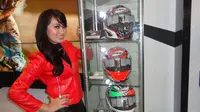 Replika helm milik pebalap MotoGP dari tim Ducati ini dibanderol seharga Rp 6,6 juta.