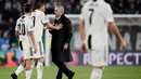 Pelatih Manchester United, Jose Mourinho, bersitegang dengan bek Juventus, Leonardo Bonucci, usai laga Liga Champions di Stadion Allianz, Turin, Rabu (7/11), Juventus kalah 1-2 atas MU. (AFP/Marco Bertorello)