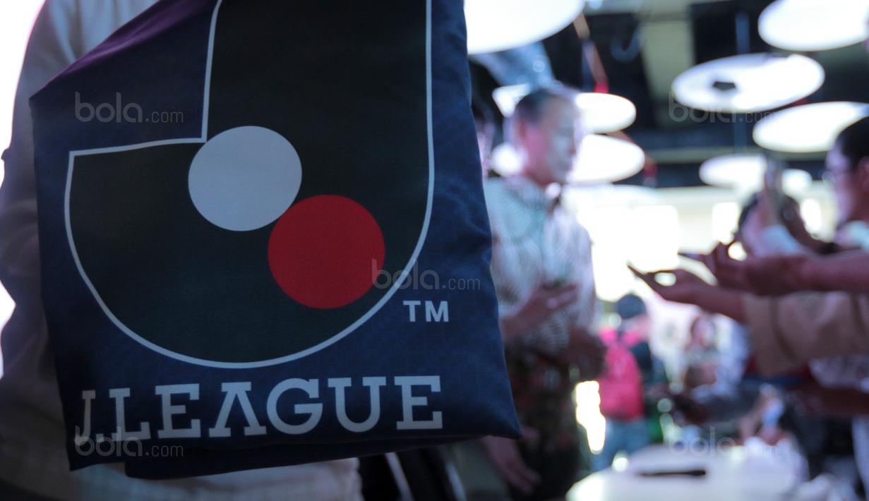 Perwakilan J-League, Hiromi Hara memberikan keterangan pers kepada wartawan di Kantor PSSI, Jakarta, (16/1/20180. Pertemuan ini membahas J-League Asia Challenge 2018. (Bola.com/Nicklas Hanoatubun)