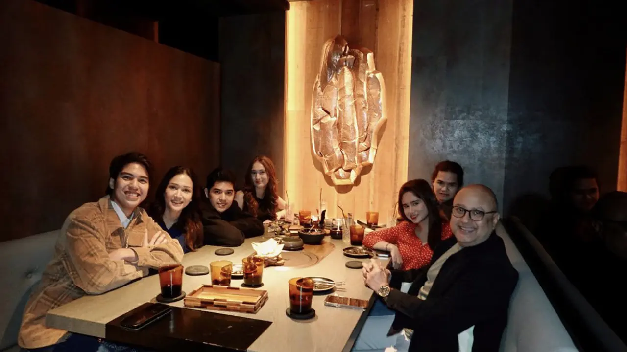 Potret momen makan malam keluarga Maia, sumber: Instagram @maiaestiantyreal