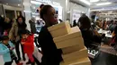 Pekerja membawa sejumlah kotak sepatu selama selama perayaan Black Friday di Macy Herald Square, Manhattan, New York, Kamis (24/11). Black Friday menjadi penanda dimulainya musim berbelanja bagi warga AS menjelang Natal. (REUTERS/Andrew Kelly)