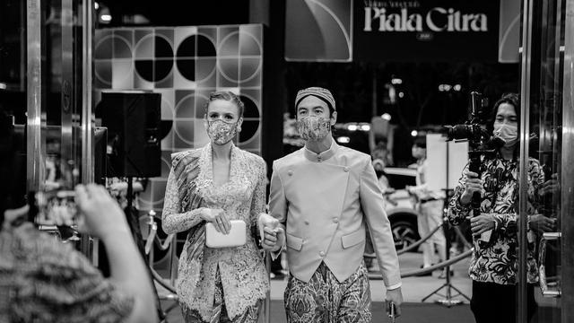 7 Potret Daniel Mananta dan Istri Kompak Pakai Baju Adat Jawa, Banjir Pujian