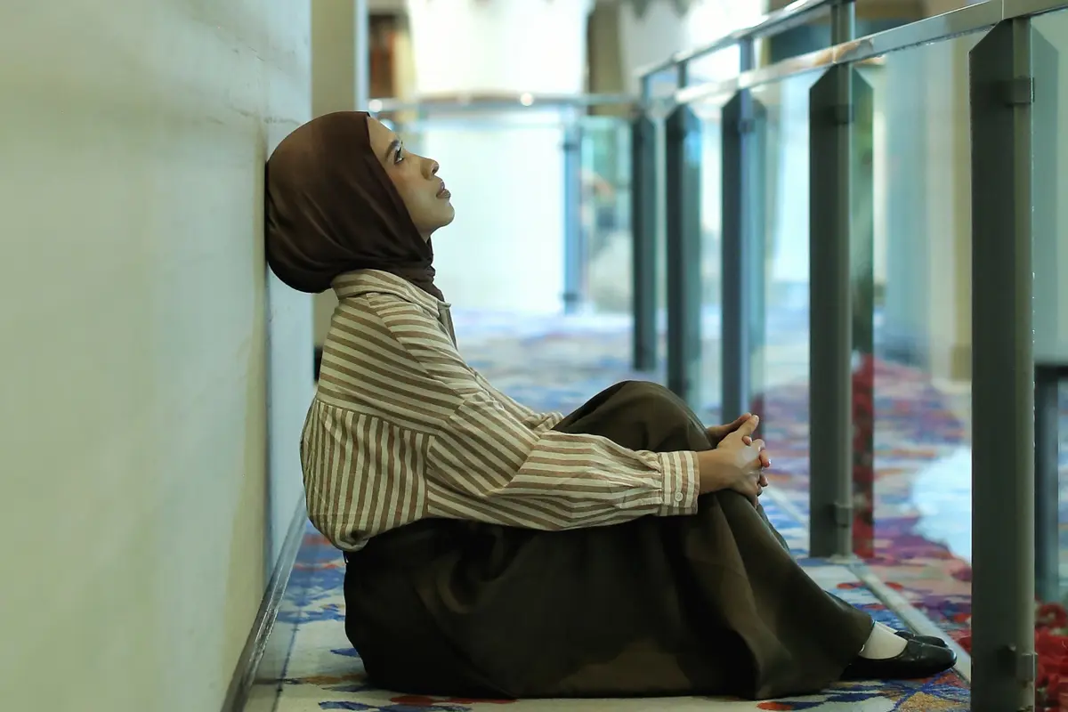 wanita februari menyikapi orang di sekitar