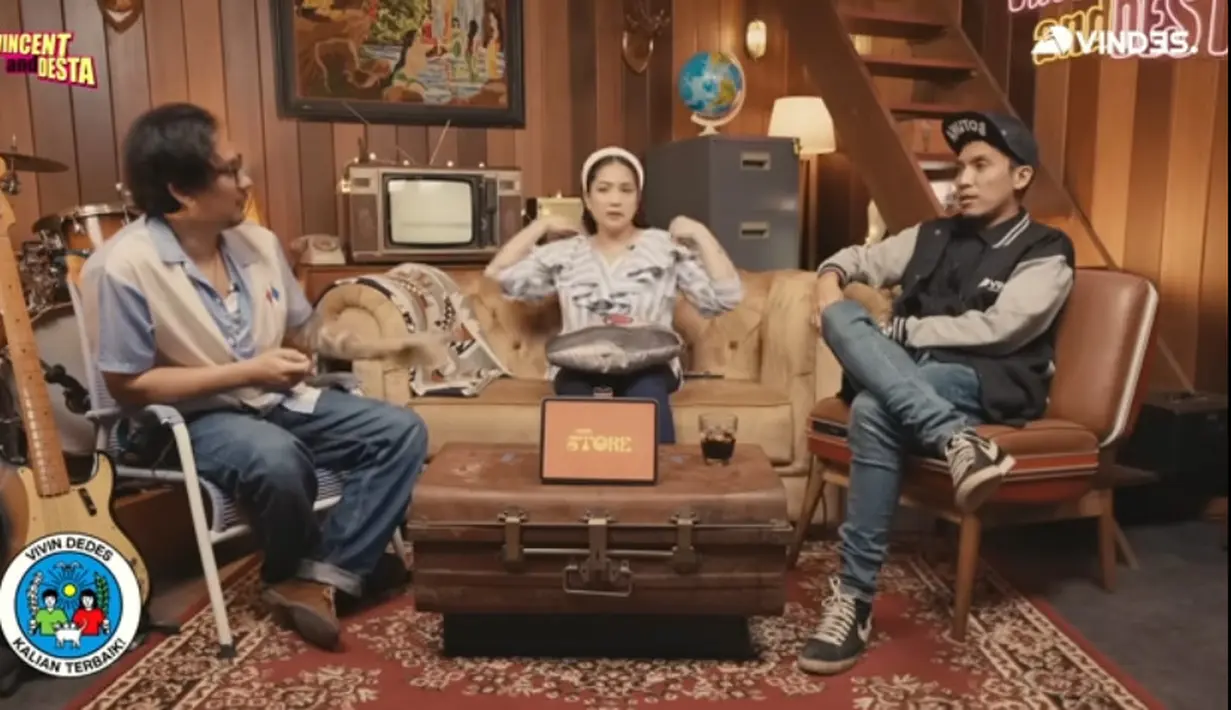 "Si Gina lagi berhalangan, hamil eh lahiran ya. Satu ruangan tuh wangi banget gila," imbuh Desta lagi. [Youtube/VINDES]