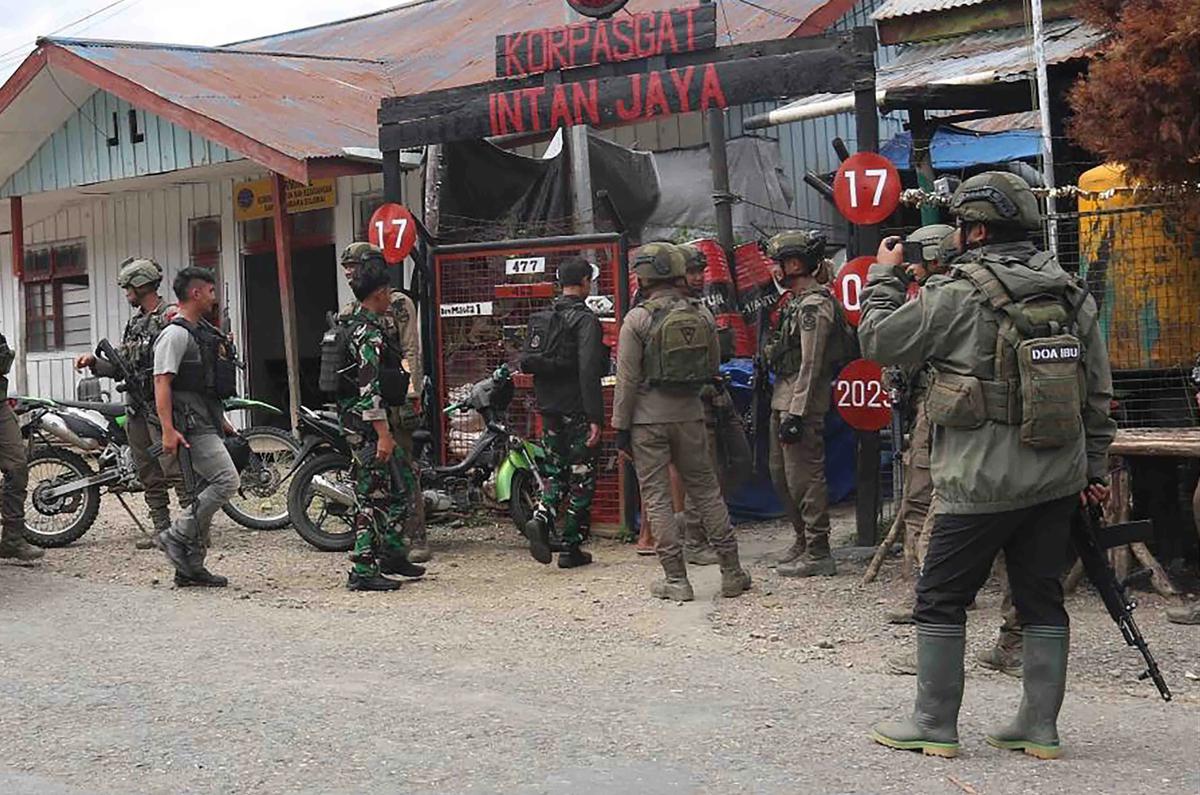 FOTO: Satgas Operasi Damai Cartenz Amankan Bandara Bilogai Sugapa