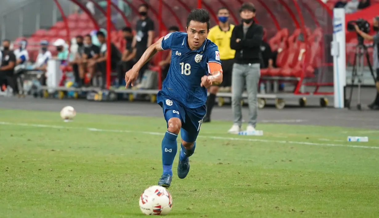 Chanathip Songkrasin menjadi salah satu pemain Thailand yang sukses menjadi pencetak gol terbanyak di ajang Piala AFF 2020. Ia sukses melesatkan dua gol saat semifinal leg pertama menghadapi Vietnam dan dua gol saat partai final leg pertama melawan Indonesia. (affsuzukicup)