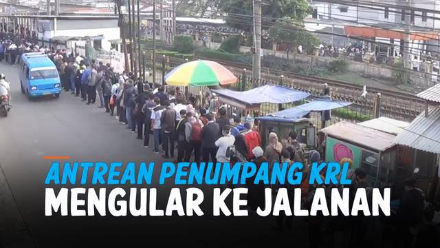 Antrean calon penumpang KRL mengular panjang ke jalanan di Stasiun Bojong Gede, Bogor, Jawa Barat. Hal ini sejalan dengan penurunan PPKM di wilayah Bogor yang masuk ke level 2.