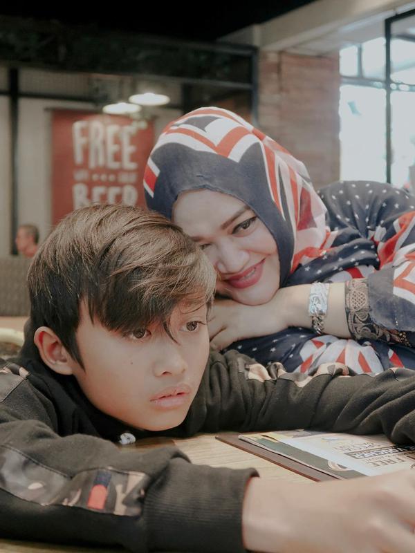 Kenangan Manis Lina bersama Anak-Anaknya (Sumber: Instagram//rizwanfadilah.a.s/