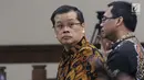 Terdakwa suap anggota DPRD Kalteng Willy Agung (kiri) jelang sidang putusan di Pengadilan Tipikor, Jakarta, Rabu (13/3). Willy Agung bersama Edy Saputra Suradja dan Teguh Dudy dihukum 1 tahun 8 bulan penjara. (Liputan6.com/Helmi Fithriansyah)