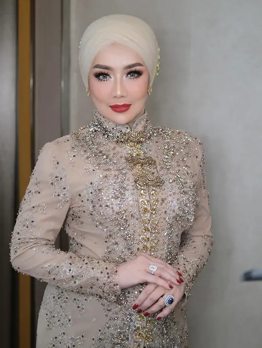 Reza Artamevia kenakan hijab turban dan kebaya kerah tinggi full payet di pernikahan Aaliyah Massaid [@rezaartameviaofficial]