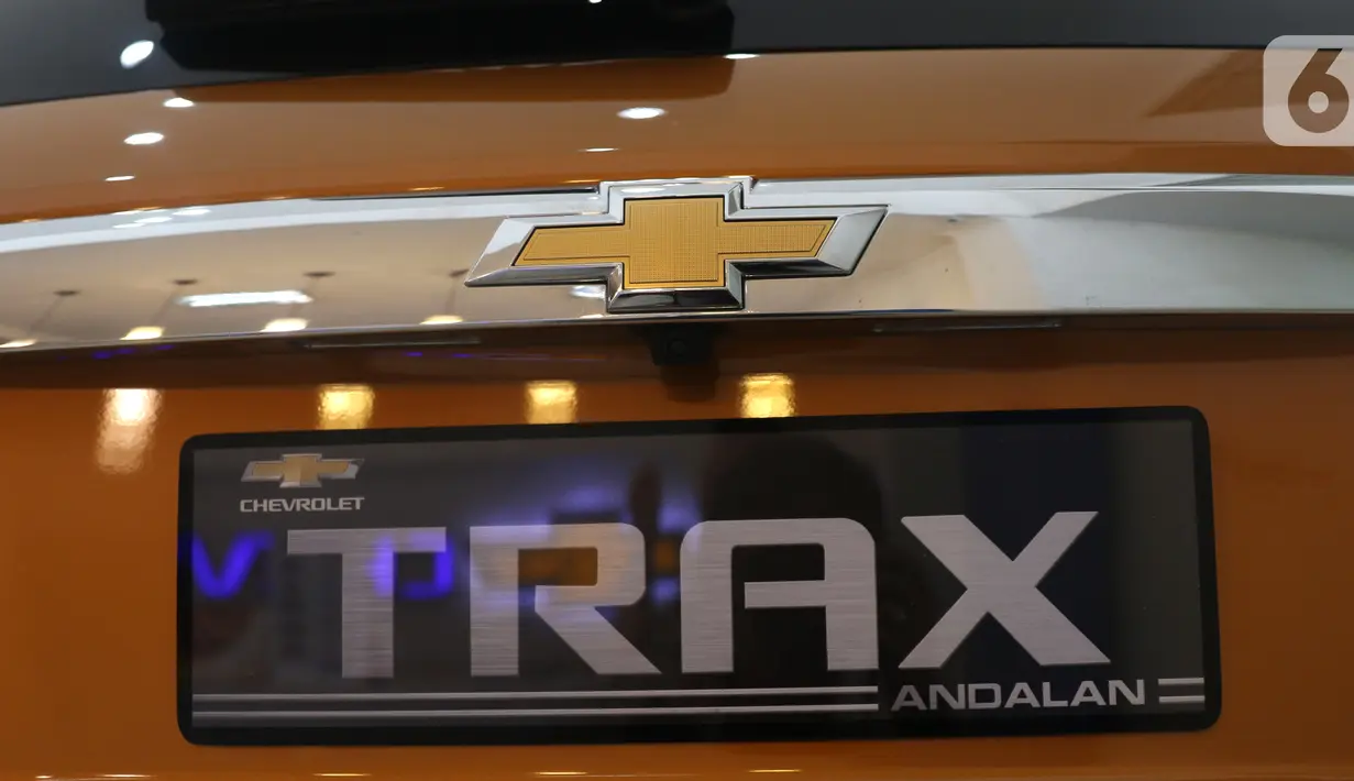 Tampilan Chevrolet Trax yang dipajang di sebuah show room di Jakarta, Rabu (30/10/2019). General Motors (GM) akan tetap memberikan pelayanan kepada pelanggan dalam bentuk layanan garansi dan purnajual kendati menghentikan penjualan Chevrolet di pasar domestik Indonesia. (Liputan6.com/Angga Yuniar)