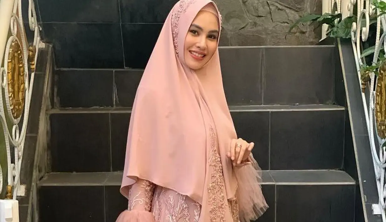 <p>Gamis brokat dengan kombinasi kain tulle ini bikin tampilan mewah. (Instagram/kartikaputriworld).</p>