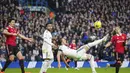 Bek Leeds United, Luke Ayling melakukan tendangan salto saat bertanding melawan Manchester United selama pertandingan Liga Premier Inggris di Elland Road, Leeds, Inggris, Minggu (12/2/2023). Leeds di urutan ke-17 atau satu strip dari zona degradasi dengan 19 poin dari 22 laga. (AP Photo/Jon Super)