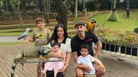 Foto-Foto Jessica Iskandar dan Vincent Verhaag Ajak Anak ke Kebun Binatang, Sederhana Tapi Bikin Bahagia