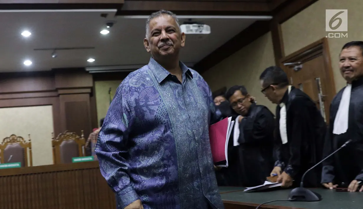 Mantan Direktur Utama PLN, Sofyan Basir usai menjalani sidang perdana kasus dugaan suap proyek PLTU Riau-1 di Pengadilan Tipikor, Jakarta, Senin (24/6/2019). Sidang beragendakan pembacaan dakwaan oleh JPU KPK dan eksepsi oleh penasehat hukum terdakwa. (Liputan6.com/Helmi Fithriansyah)